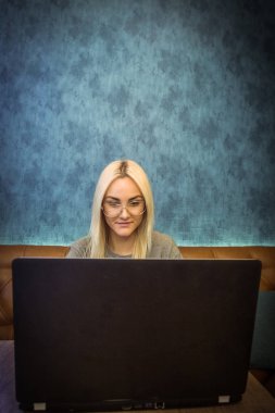 Açık dizüstü bilgisayarda çalışan kadın portresi kapat