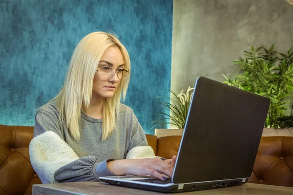 Mladá studentka, pracovat na notebooku v recepci — Stock fotografie