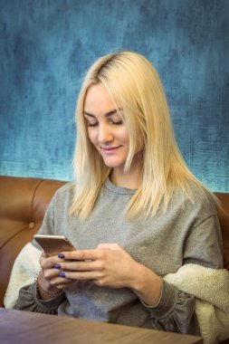 Akıllı telefon kullanan genç erkek portresi