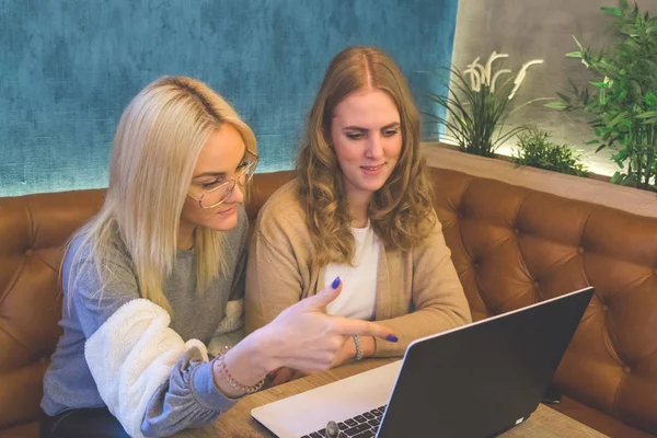 Kamarádky při pohledu na notebook — Stock fotografie