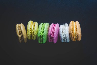 Düz macarons farklı renklerde yattı. Kopya için alan