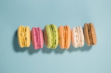 Düz macarons farklı renklerde yattı. Kopya için alan