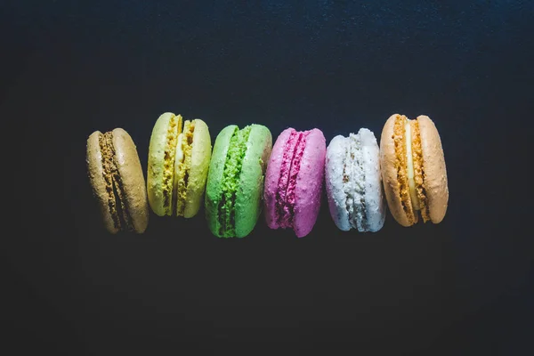 Macarons 서로 다른 색상에서의 플랫이 하다. 복사본에 대 한 공간 — 스톡 사진
