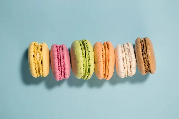 Posa piatta di macaron in diversi colori. Spazio per la copia — Foto Stock