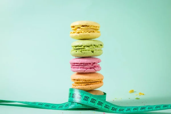 Conceptul minim de măsurare a benzii în jurul cookie-urilor stivuite de macaroane — Fotografie, imagine de stoc