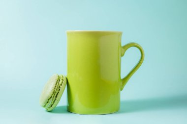 Kahve ya da çay Kupası ile yeşil acıbadem kurabiyesi