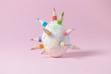 Spears ve suluboya sıçraması ile renkli beyaz Paskalya yumurtası ile çok renkli ahşap boyalar