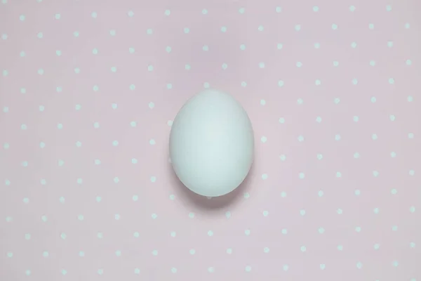 Puesta plana de un huevo sobre fondo de polka brillante — Foto de Stock