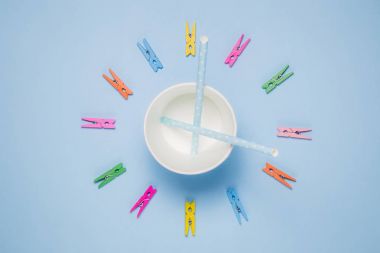 Payet ve renkli giysiler mandal içme kağıt bardak yapılan saat minimalist kavramı