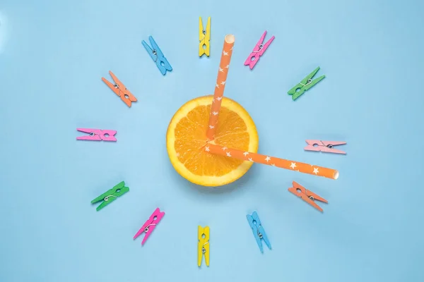 오렌지 과일, 마시는 빨 대와 화려한 옷 못 만든 시계 건강 한 라이프 스타일 최소한의 개념 — 스톡 사진