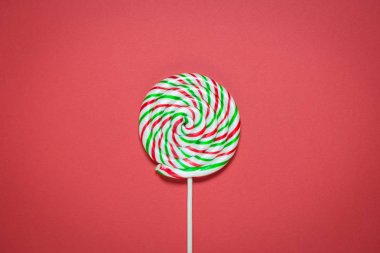 Renkli lolipop kırmızı bir arka plana dayanır. Kopya için alan.