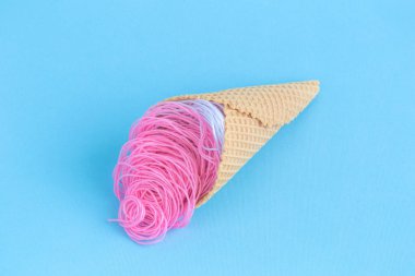 Mavi izole dizeleri dondurma koni krem şanti ile yapılmış.