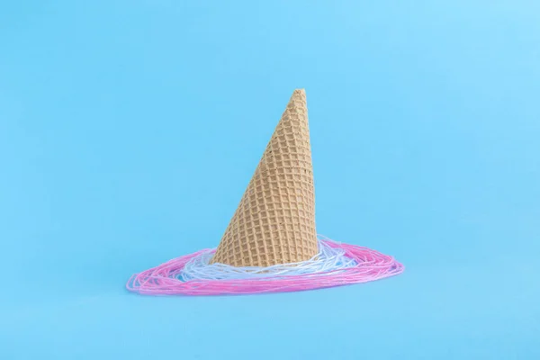 Конус мороженого со взбитыми сливками из струн, изолированных на голубом . — стоковое фото