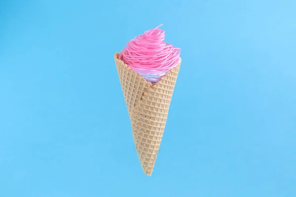 Rózsaszín és fehér szálak készült fagylalt. Nyári kreatív minimális koncepció. — Stock Fotó