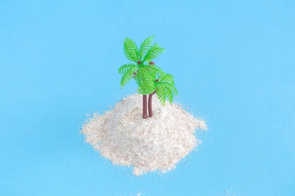 Ilha de areia com palmeira contra fundo azul. Verão viagem conceito minimalista . — Fotografia de Stock