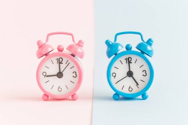 Alarm clocks pastel arka plan minimalist kavramı üzerinde.