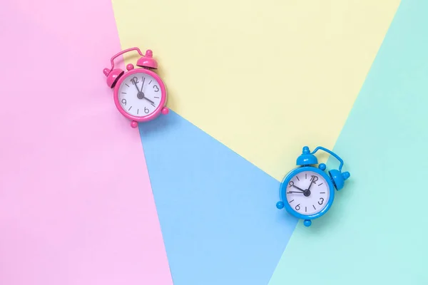 Relógios de alarme em fundo pastel multicolorido conceito minimalista . — Fotografia de Stock