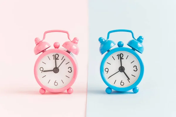 Ceasuri de alarmă pe fundal pastel concept minimalist . — Fotografie, imagine de stoc