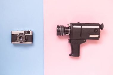 Düz lay video kamera ve kamera pastel arka plan minimalist kavramı karşı eski moda.