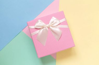 Düz yatıyordu çok renkli pastel arka plan minimalist kavramı üzerinde pastel pembe mevcut