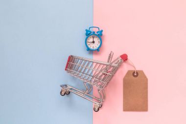 Arabası oyuncak pastel arka plan minimalist düz yatıyordu kavramı özel indirim etiketi ve mavi çalar saat ile alışveriş.