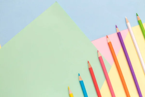 Hochwinkelaufnahme von Buntstiften in Reihe auf pastellfarbenem Hintergrund minimalistisches Konzept. — Stockfoto