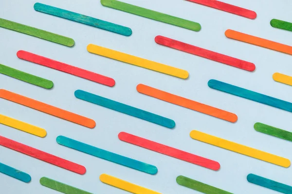 Mehrfarbige Eis-Sticks Textur auf blauem Hintergrund. — Stockfoto