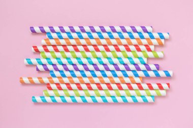 Çok renkli içme kağıt payet gül arka plan minimalist kavramı karşı