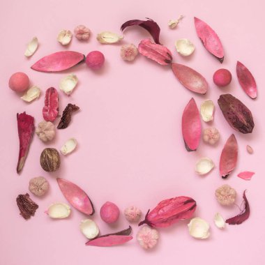 Düz çeşitli doğal şeyler koymak.