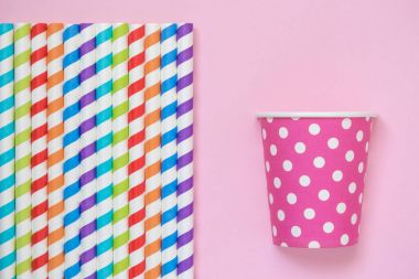 Çok renkli içme payet ve kağıt parti bardak gül arka plan minimalist kavramı karşı