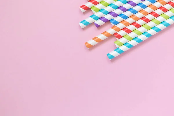 Palhinhas de papel de beber multicoloridas contra o conceito minimalista de fundo rosa — Fotografia de Stock