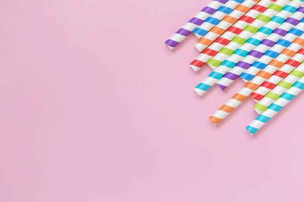 Palhinhas de papel de beber multicoloridas contra o conceito minimalista de fundo rosa — Fotografia de Stock