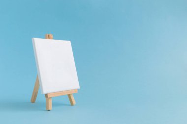 Boş tuval şövale üzerinde