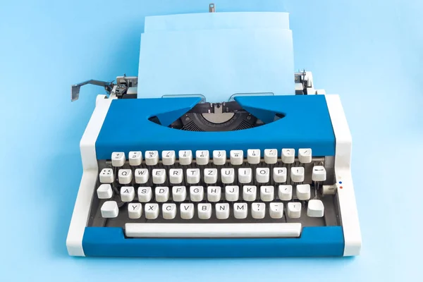 Retro vintage psací stroj izolované na modré minimalistický koncept. — Stock fotografie