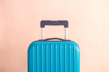 Bej renkli arka plan minimalist tatil kavramı üzerinde Bagaj