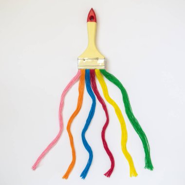 Çok renkli iplik izole beyaz arka plan minimalist sanat kavramı üzerinde ile fırça.