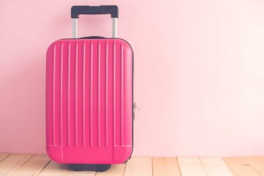 Pastel renkli duvar arka plan karşı pembe Bagaj