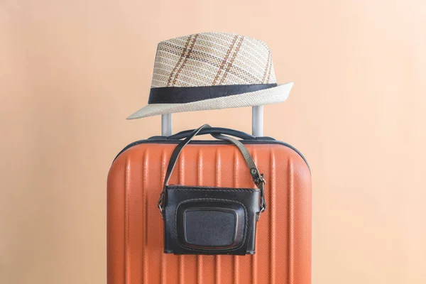 Equipaje con sombrero y cámara de rodaje estudio aislado sobre fondo beige . — Foto de Stock