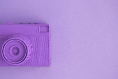 Düz mor renkli retro kamera Sürrealizm soyut kavramı yatıyordu