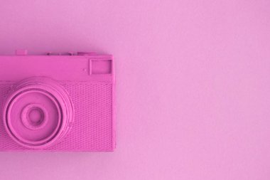 Düz gül renkli retro kamera Sürrealizm soyut kavramı yatıyordu