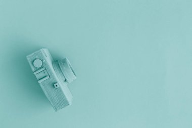 Retro fotoğraf makinesinin mavi Sürrealizm sanat kavramında boyalı düz yatıyordu.