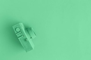 Retro kameranın yeşil Sürrealizm sanat kavramında boyalı düz yatıyordu.