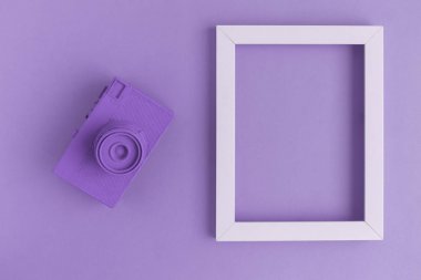 Mor vintage kamera ve fotoğraf çerçeve arka plan düz yatıyordu