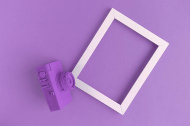 Mor vintage kamera ve fotoğraf çerçeve arka plan düz yatıyordu