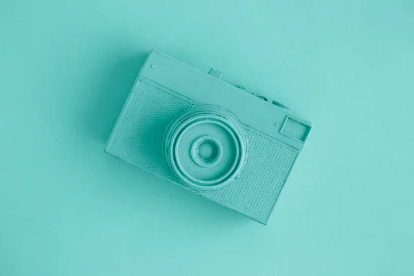 Επίπεδη θέσει της κάμερας ρετρό βαμμένο με μπλε σουρεαλισμός τέχνη έννοια. — Φωτογραφία Αρχείου