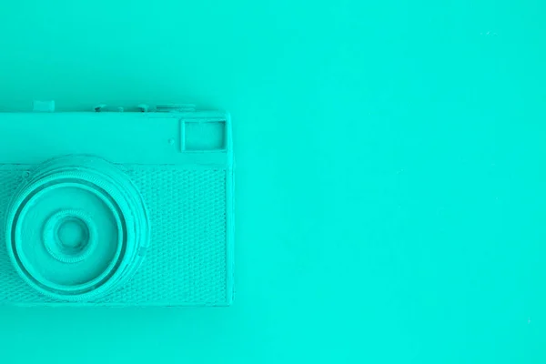 Плоский слой бирюзового цвета ретро-камеры сюрреализм абстрактная концепция — стоковое фото