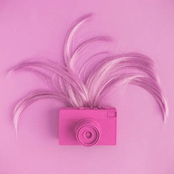 Hoge hoekmening van vintage fotocamera met moderne kapsel op roze achtergrond trendy hipster concept — Stockfoto