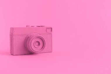 Düz gül renkli retro kamera Sürrealizm soyut kavramı yatıyordu