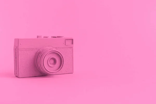 Flat lay of rose colored retro camera surrealism abstract concept — Stock Photo, Image