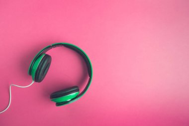 Gül arka plan yaratıcı müzik kavramı üzerinde kulaklık yüksek açılı görünüş.